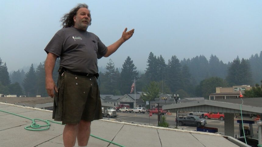 Kilt-wearing Boulder Creek man defends town against fire