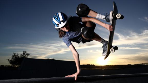 210126122012-02-minna-stess-skateboarding-live-video