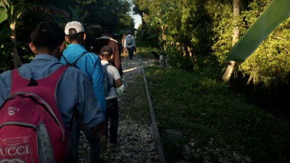 210305213754-migrant-border-crossing-lavandera-live-video-3