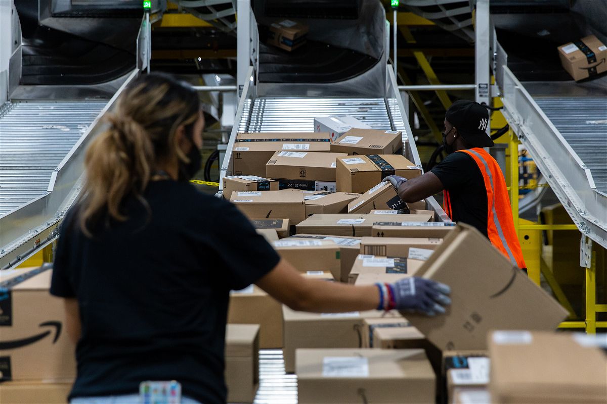 <i>Rachel Jessen/Bloomberg/Getty Images</i><br/>Amazon’s US warehouse employees will once again be required to wear masks indoors