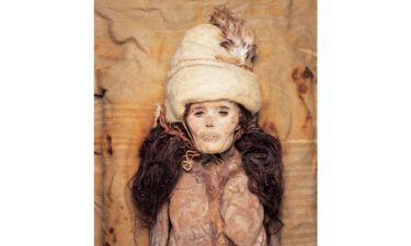 A naturally mummified Bronze Age woman