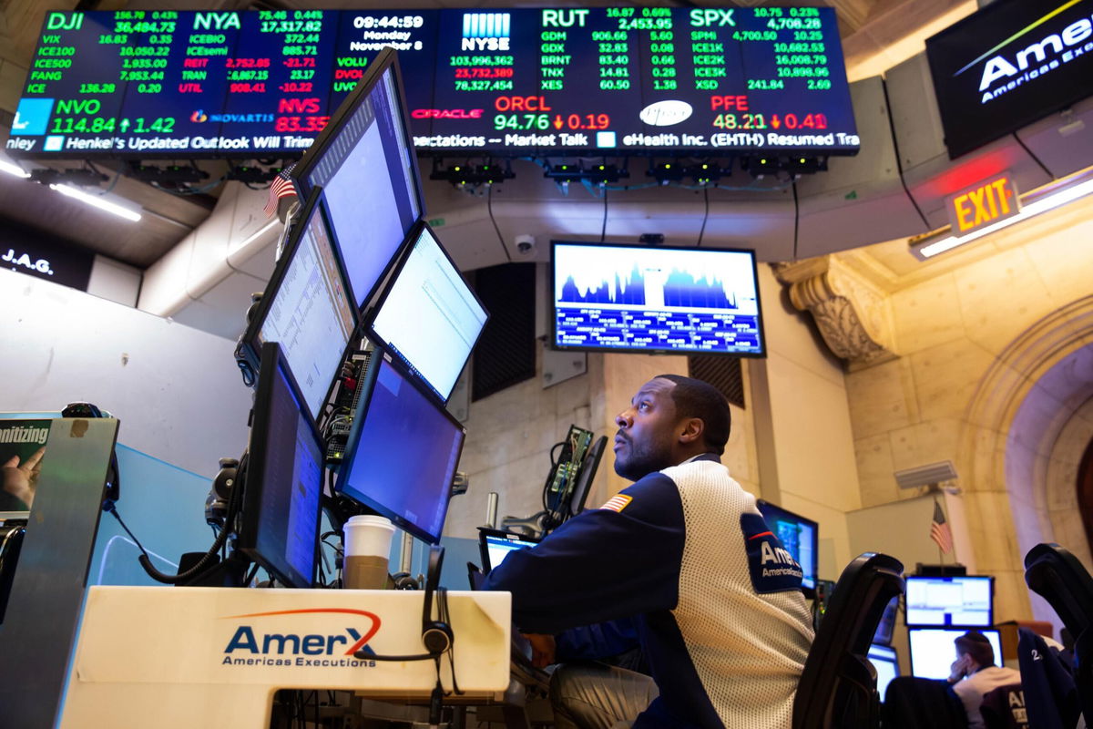 <i>Michael Nagle/Bloomberg/Getty Images</i><br/>Traders work on the floor of the New York Stock Exchange (NYSE) in New York