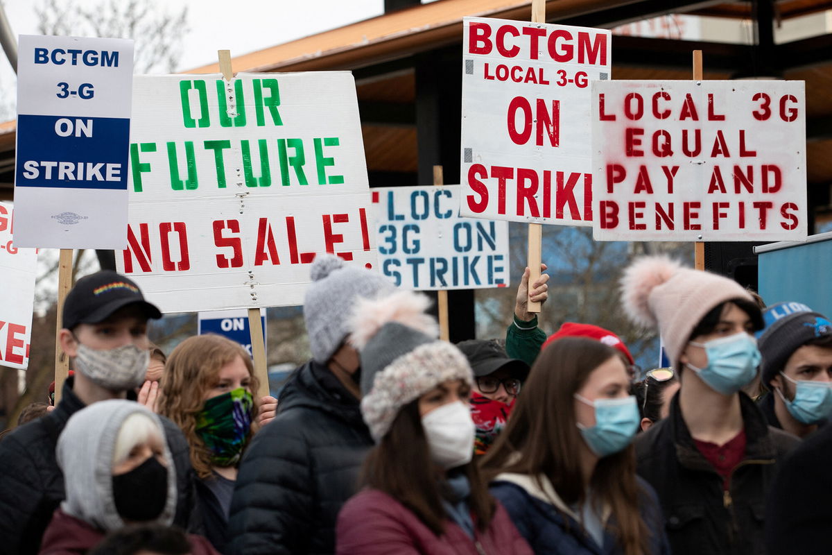 <i>Emily Elconin/Reuters</i><br/>The 11-week long strike at Kellogg will end next week after workers at four cereal plants ratified a tentative labor deal with the company.