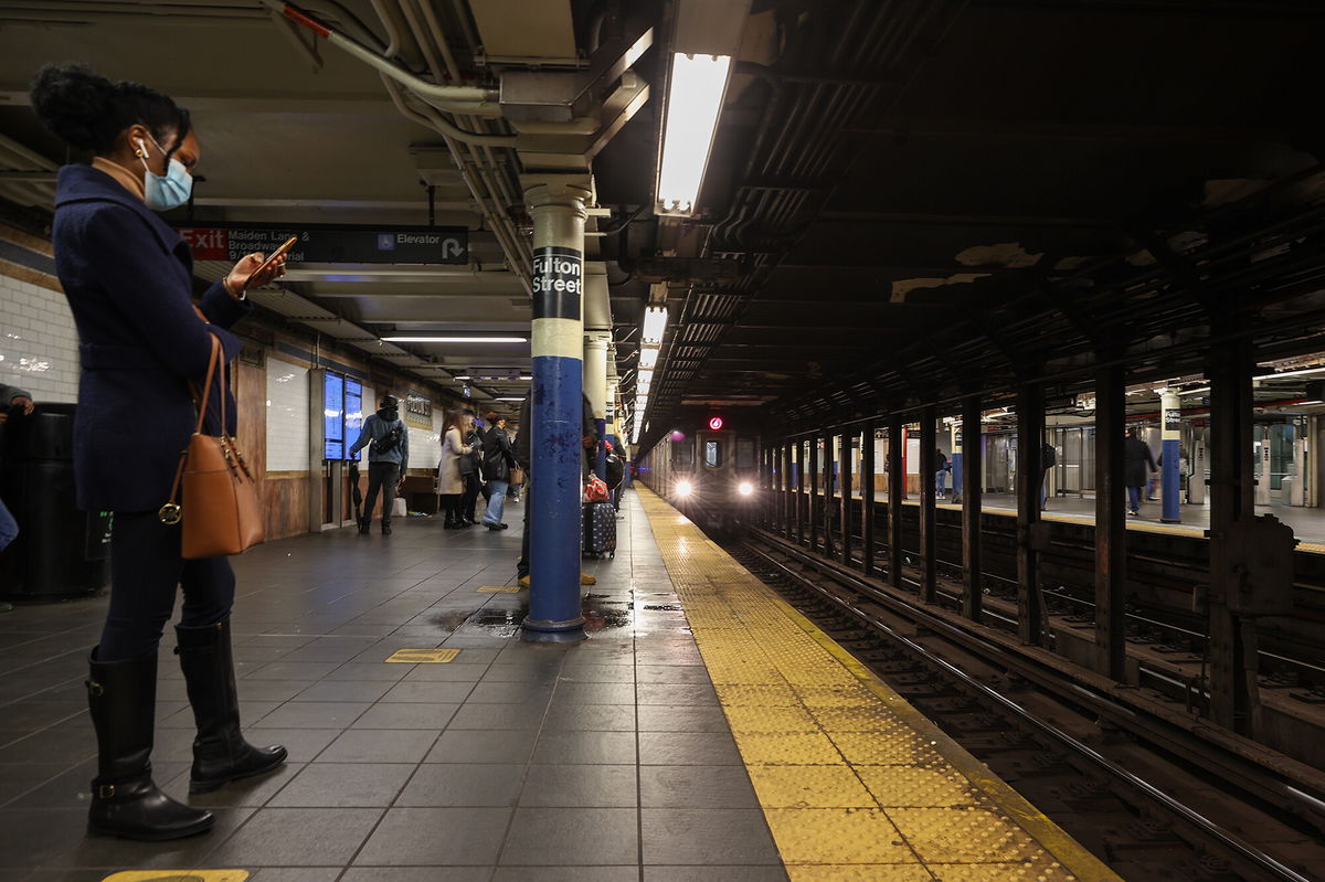 <i>Tayfun Coskun/Anadolu Agency/Getty Images</i><br/>Commuters waiting on a subway platform in New York City on December 18