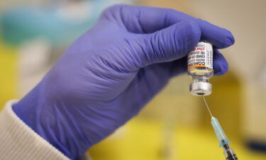 A medical worker (MTA) draws up syringes with the Biontech/Pfizer vaccine for children during a vaccination campaign in the shopping centre "Stadtzentrum Schenefeld" near Hamburg.