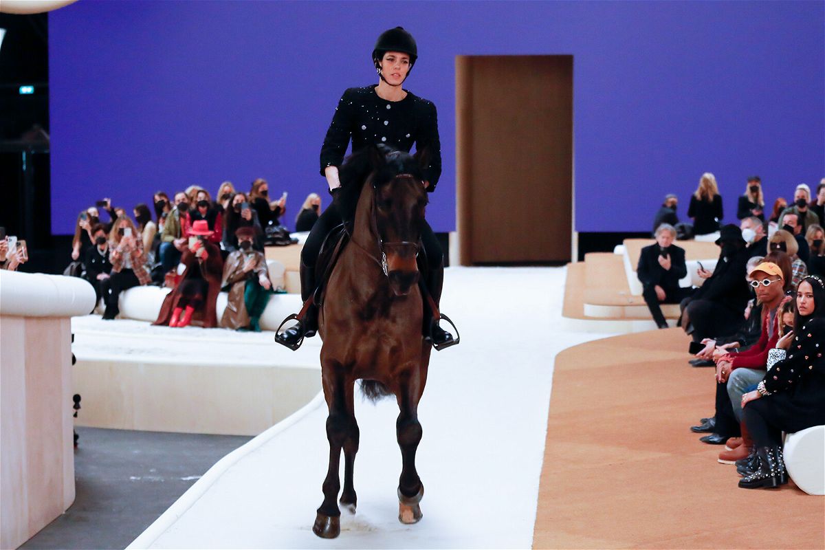 Шанель показ 2022 принцесса Монако на лошади