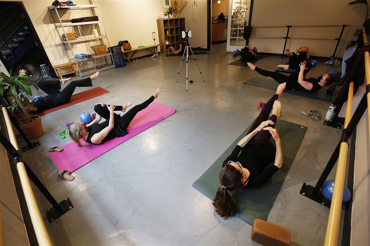 <i>Al Seib/Los Angeles Times/Getty Images</i><br/>Martina Knight instructs a smaller barre class