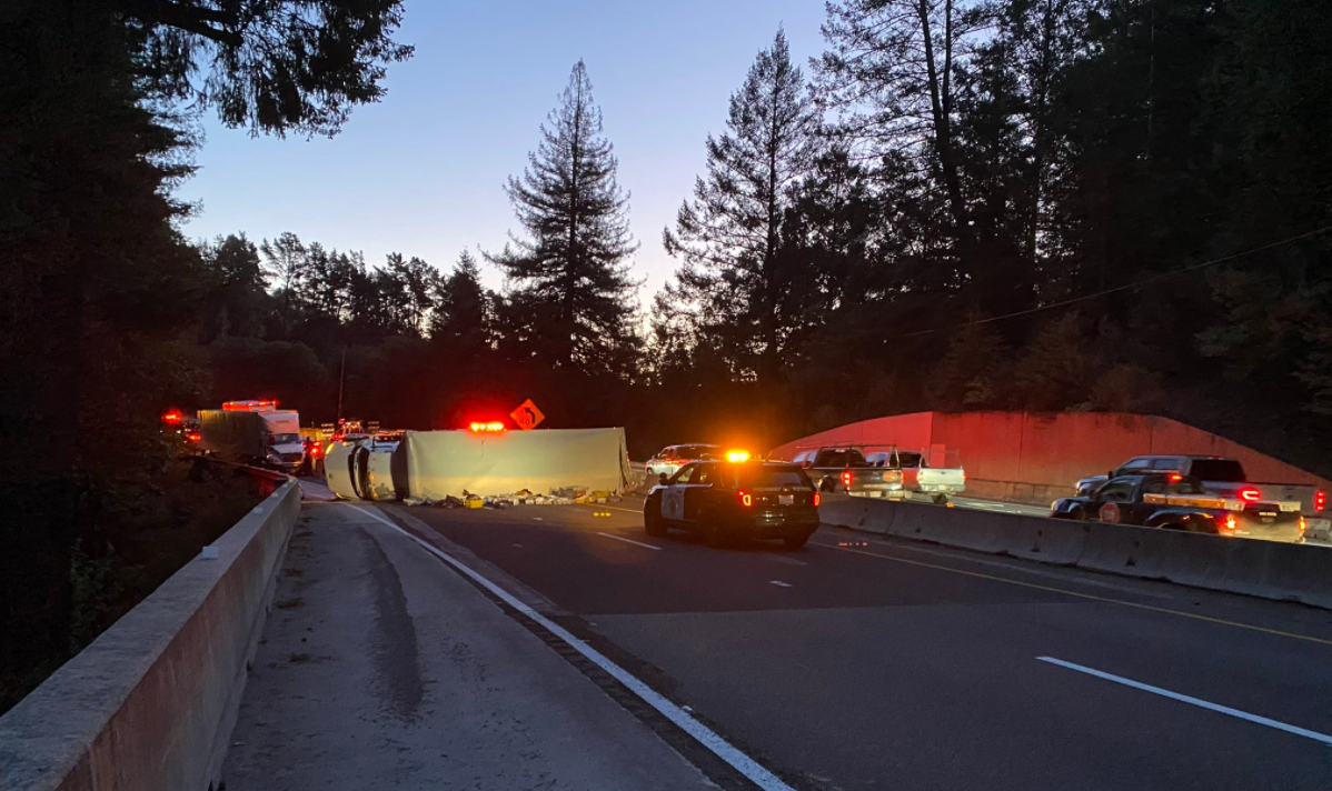 Un camión volcado provoca el cierre parcial de la autopista 17 en el Condado de Santa Cruz