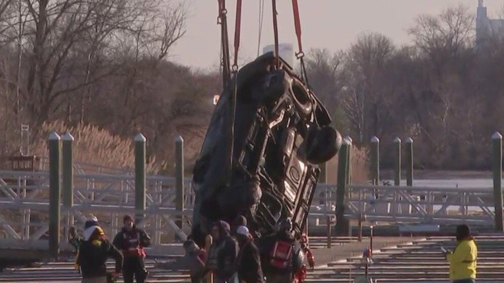 <i>KYW</i><br/>Recovery crews have removed a car from Darby Creek in Ridley Township after divers recently discovered human remains inside the car.