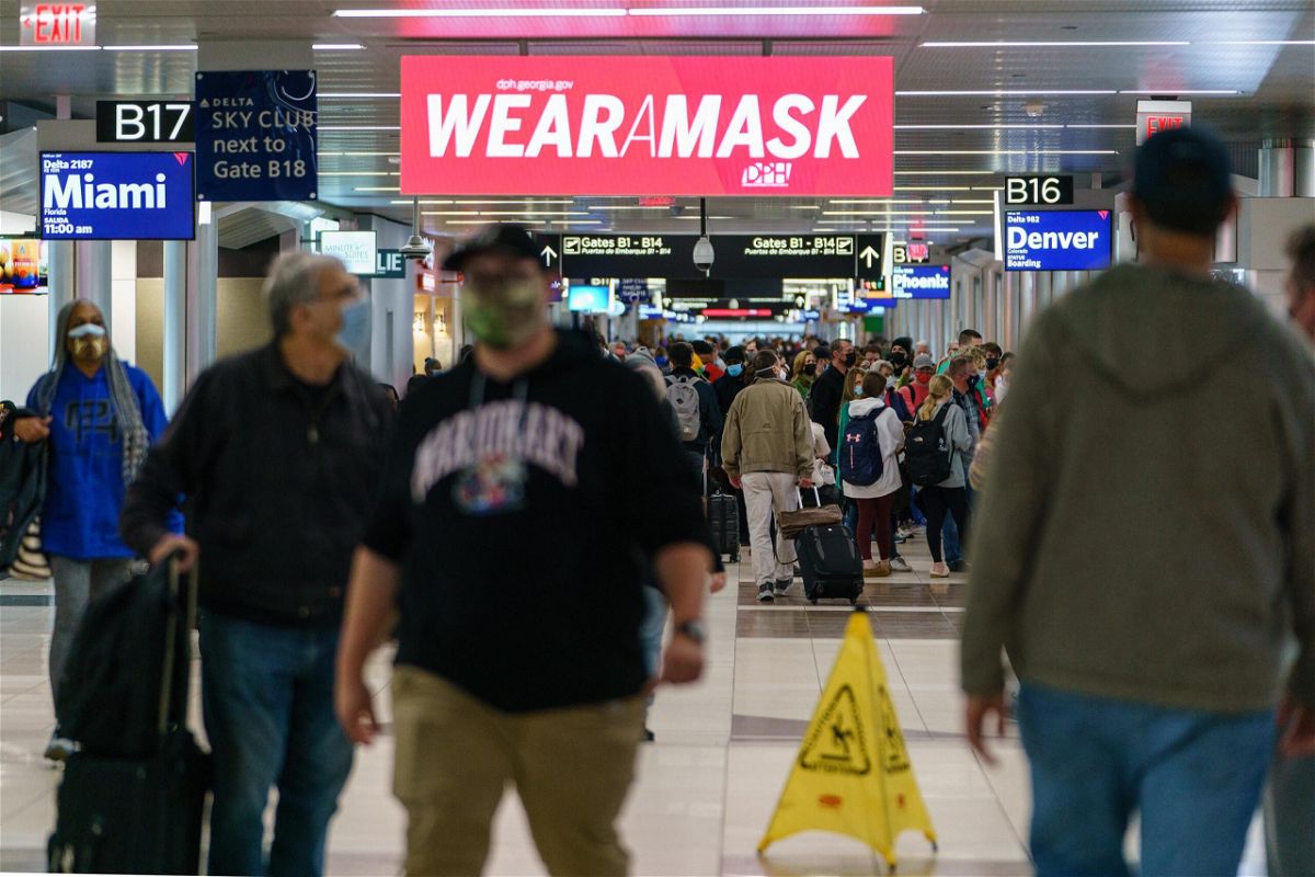 <i>Elijah Nouvelage/Bloomberg/Getty Images</i><br/>Travelers are seen at the Hartsfield-Jackson Atlanta International Airport in Atlanta