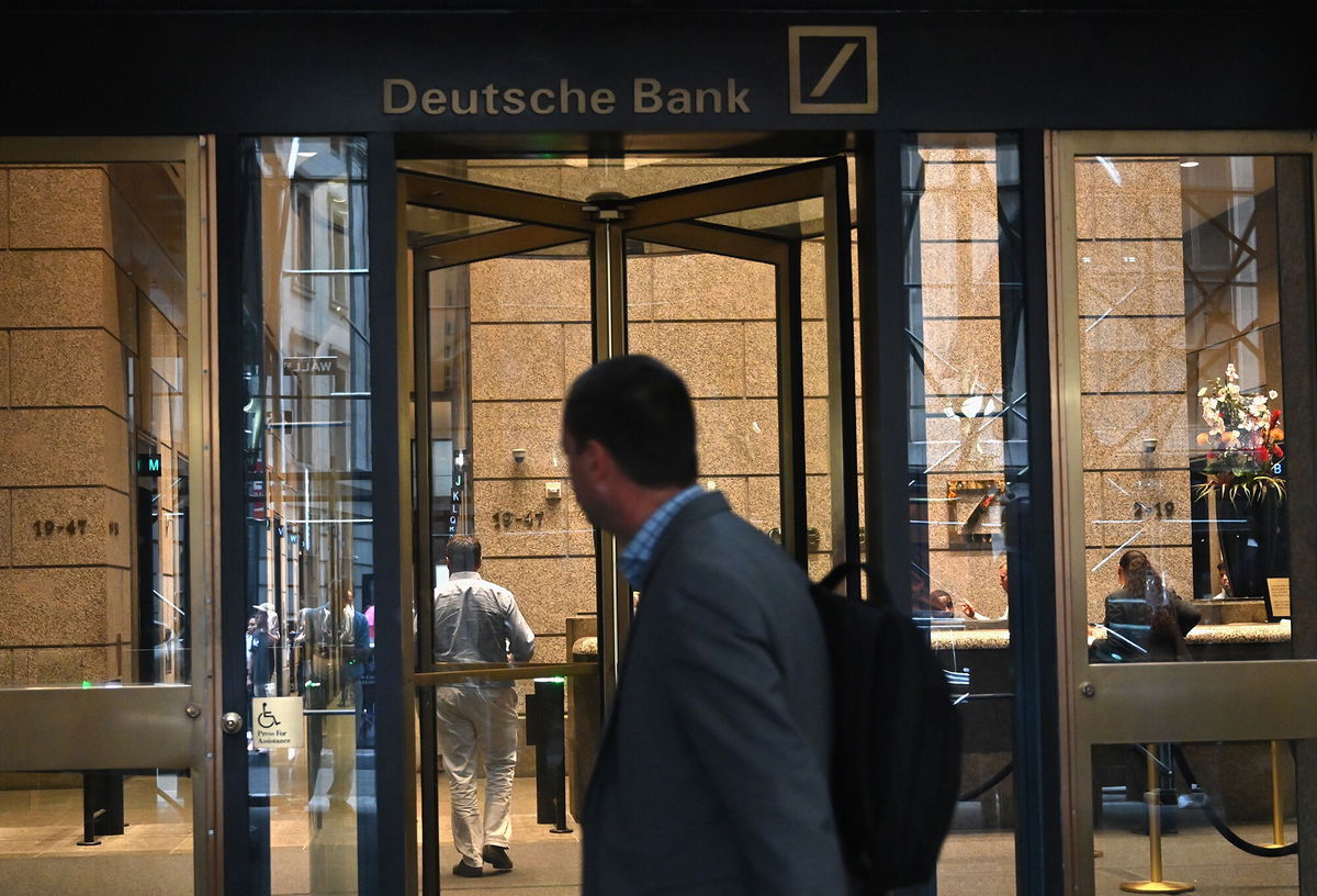 Банки согласились. Deutsche Bank в России. Дойче банк программисты. Частные. Банкиры. Реклама Deutsche Bank.