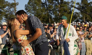 Scheffler kisses his wife