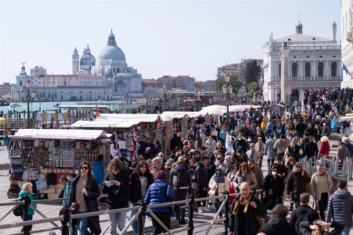 <i>Sebastian Kahnert/picture-alliance/dpa/AP</i><br/>Overcrowding has long been an issue in Venice.