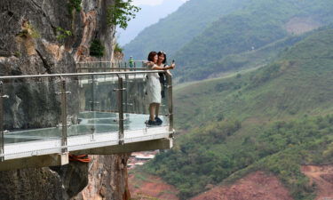 Bach Long glass bridge has been declared the world's longest bridge of its kind by Guinness World Records.