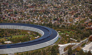 Apple notified corporate employees that it is delaying a requirement for most staffers to be in the office at least three days a week amid an increase in Covid-19 cases in the San Francisco Bay Area