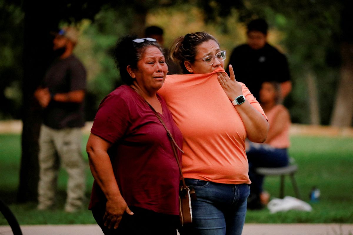 <i>MARCO BELLO/REUTERS</i><br/>Parents are seen waiting outside the SSGT Willie de Leon Civic Center