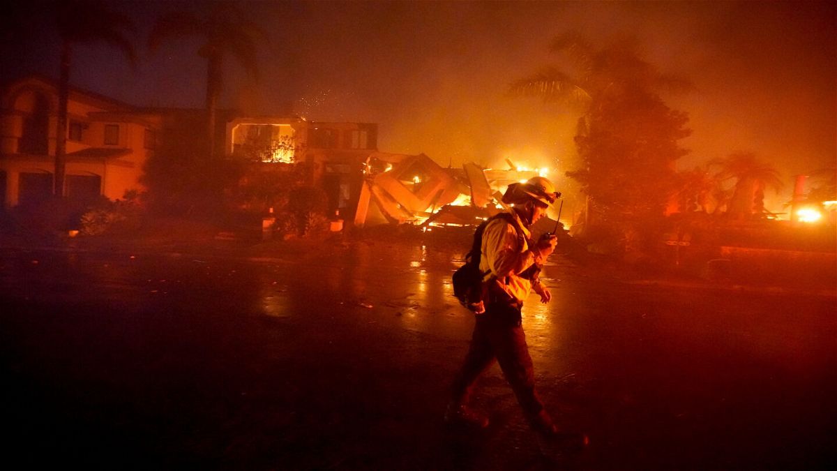 <i>Marcio J. Sanchez/AP</i><br/>'It's way too early': Forecasters surprised by speed and severity of Orange County fire.