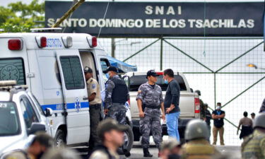 Security forces stand outside the prison in Santo Domingo de los Tsáchilas