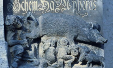 Germany's highest appeal court has ruled that a medieval sculpture can remain on the outside of a church in Wittenberg