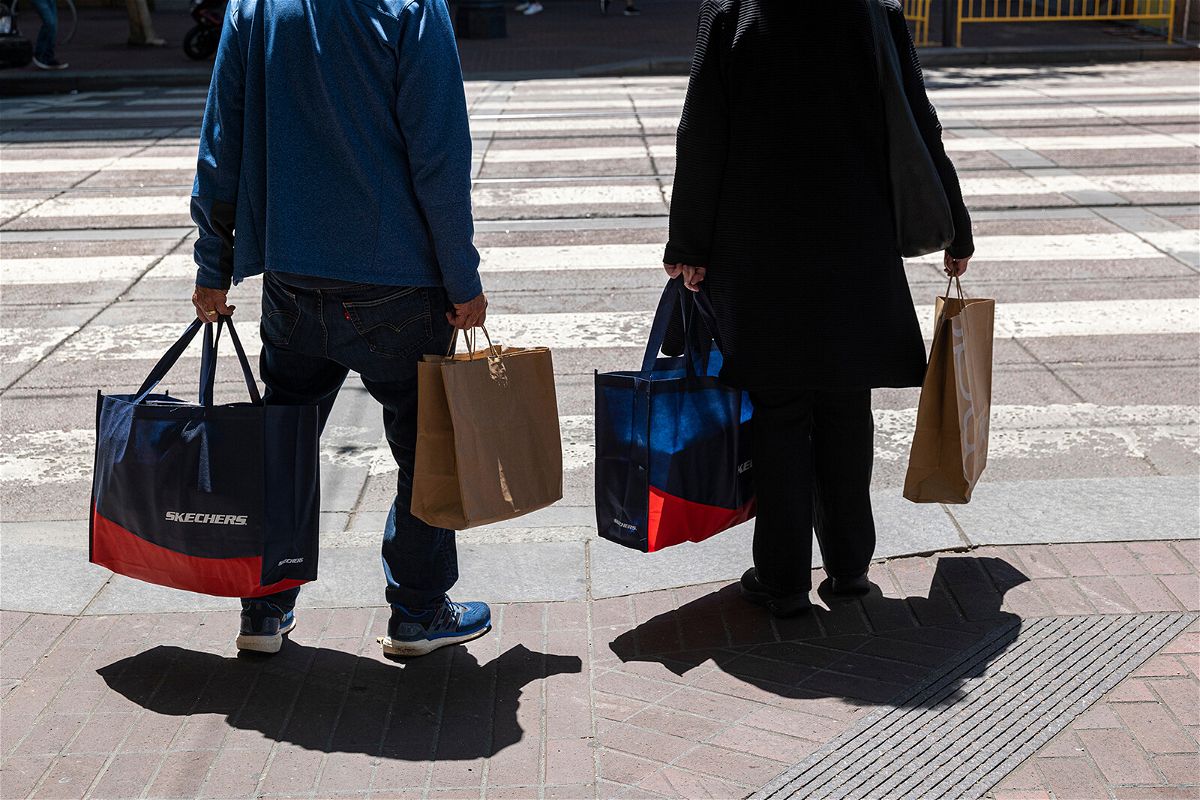 <i>David Paul Morris/Bloomberg/Getty Images</i><br/>US consumer confidence continues to sour in the face of high gas and food prices and rising recession risks