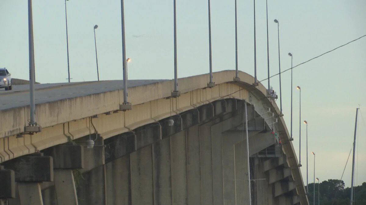 <i>WALA</i><br/>A man jumped off the Dog River Bridge Friday afternoon and died