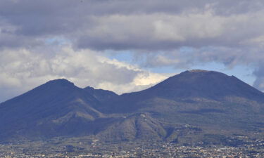 An American tourist fell into the crater of Mount Vesuvius in an attempt to retrieve his mobile phone