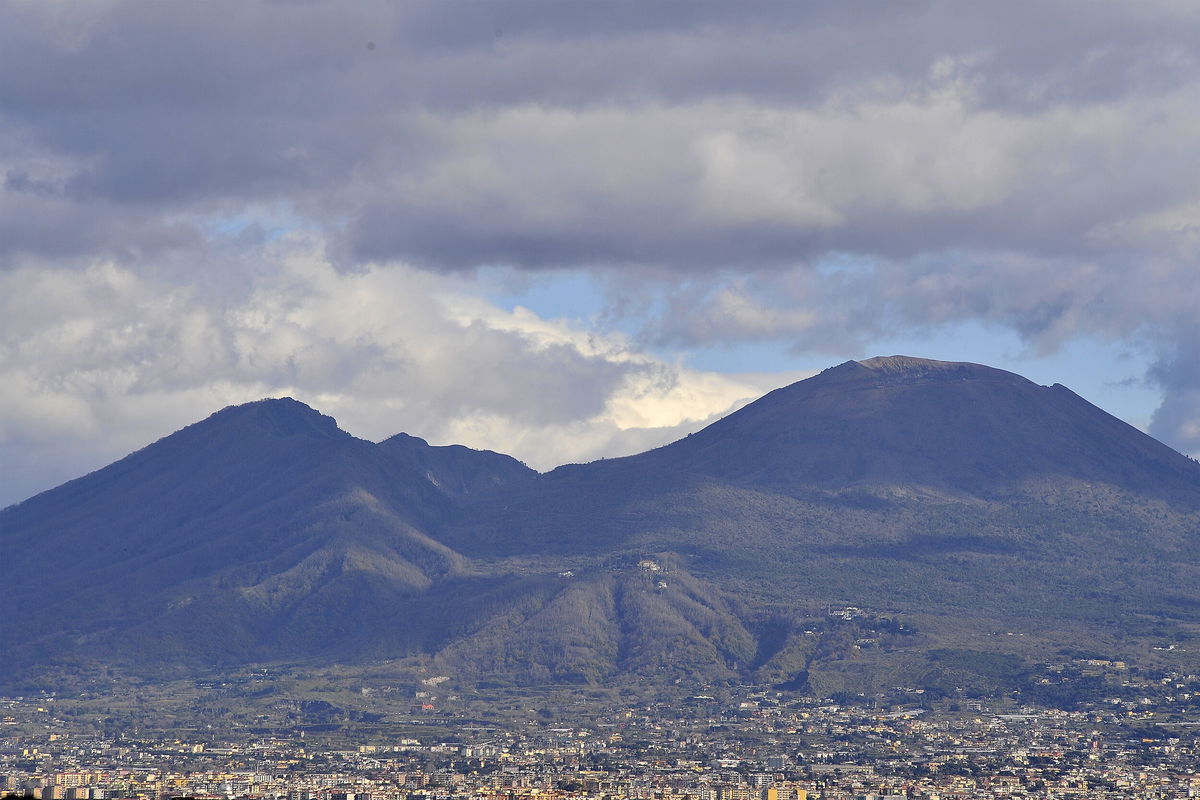 <i>Vincenzo Izzo/Sipa USA/Reuters</i><br/>An American tourist fell into the crater of Mount Vesuvius in an attempt to retrieve his mobile phone