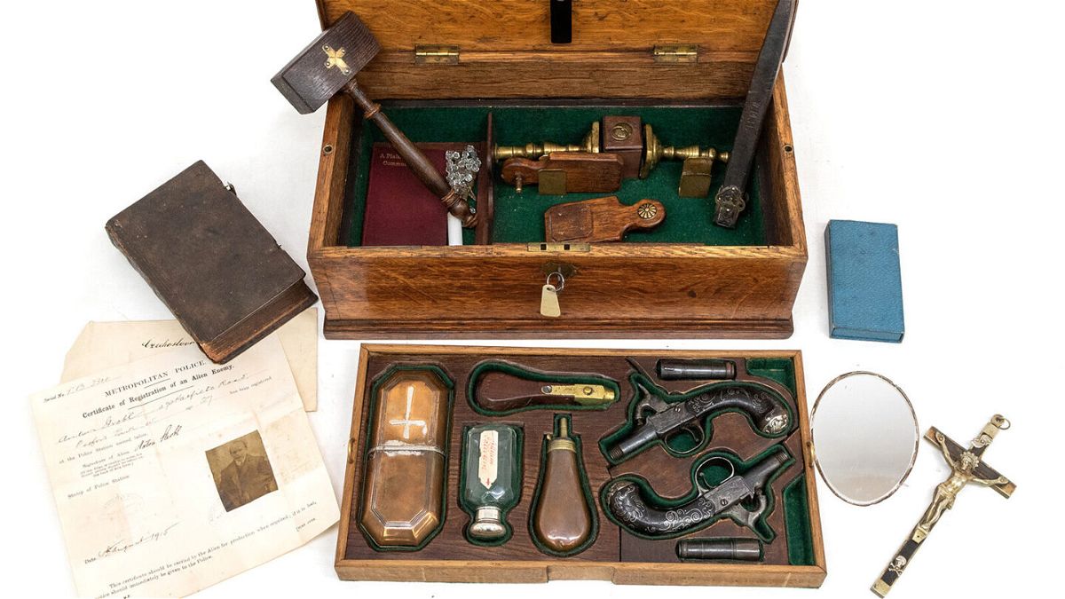 <i>Hansons Auctioneers And Valuers Ltd</i><br/>This 19th century vampire-slaying kit was owned by Lord William Malcolm Hailey.