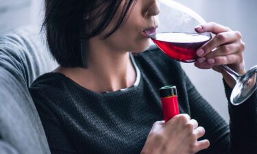 Drinking alone when younger is linked to alcoholism in mid-30s.