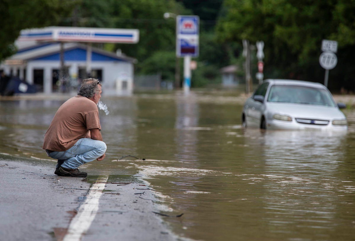 <i>Pat McDonogh/Courier Journal/USA Today Network</i><br/>Van Jackson checks on his dog