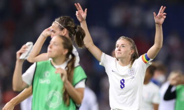 Leah Williamson celebrates her side's victory.