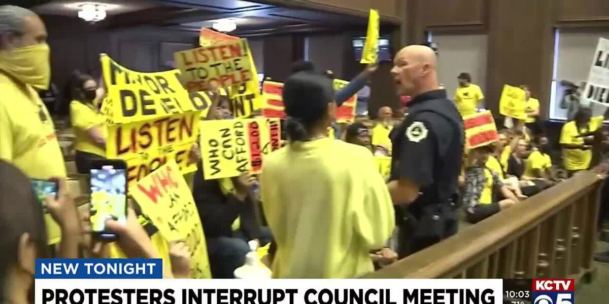 <i>KCTV</i><br/>Protestors held signs in silence for hours