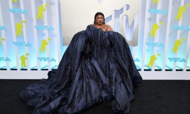 Lizzo arrived early to the red carpet and raised the bar