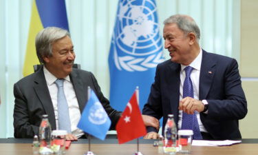 Turkish Defense Minister Hulusi Akar (R) and United Nations Secretary-General Antonio Guterres (L) held a joint press conference on Saturday.