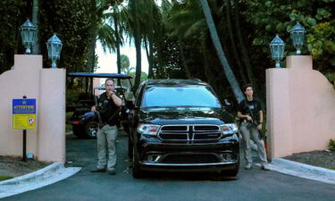 Secret Service agents stand at the gate of Mar-a-Lago after the FBI issued warrants at the Palm Beach