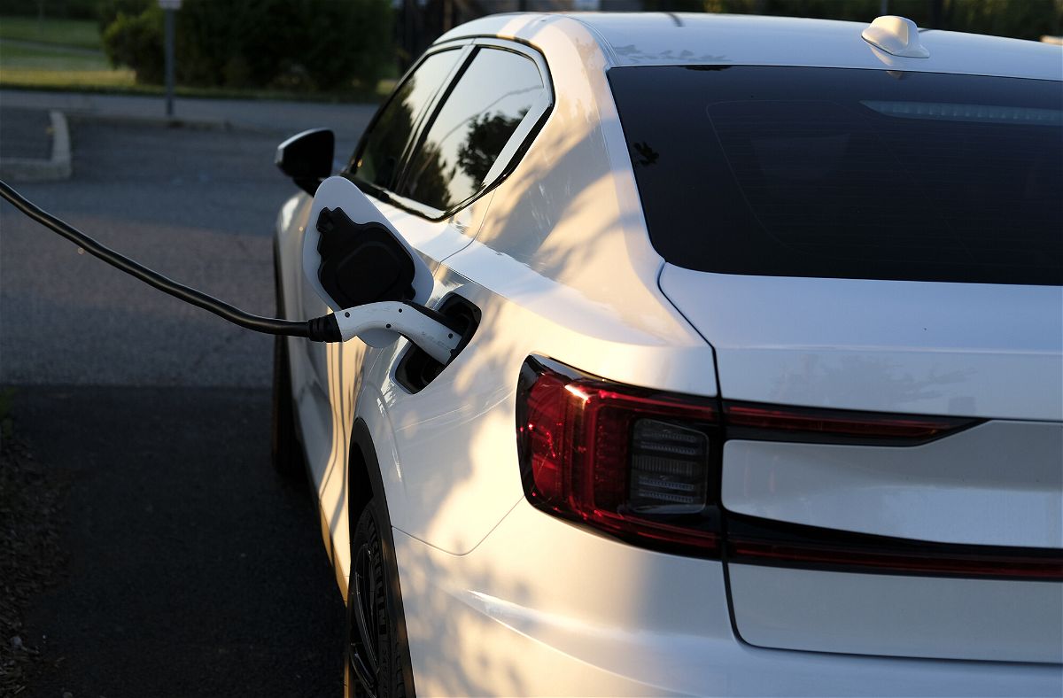 Gas prices are falling. So is interest in electric cars – KION546