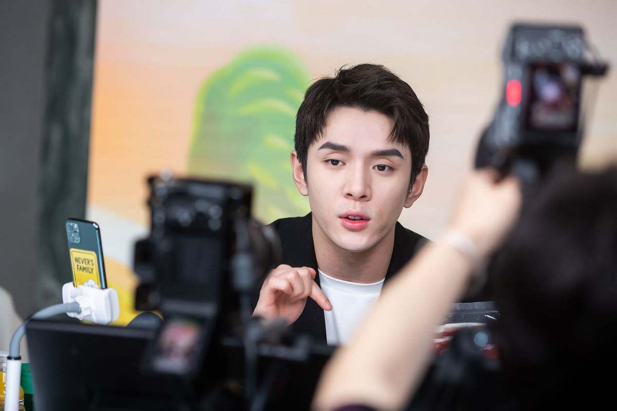 <i>VCG/Getty Images</i><br/>E-commerce livestreamer Austin Li Jiaqi introduces goods to his online fans in September of 2021.