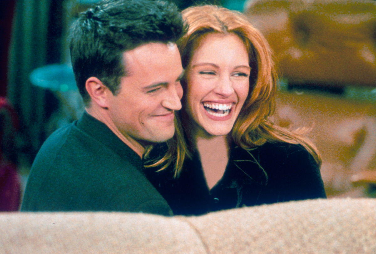 <i>Liaison/Hulton Archive/Getty Images</i><br/>Matthew Perry and actress Julia Roberts hug each other on the set of 