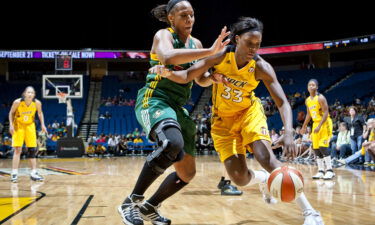 Tiffany Jackson (R) during her Tulsa Shock days