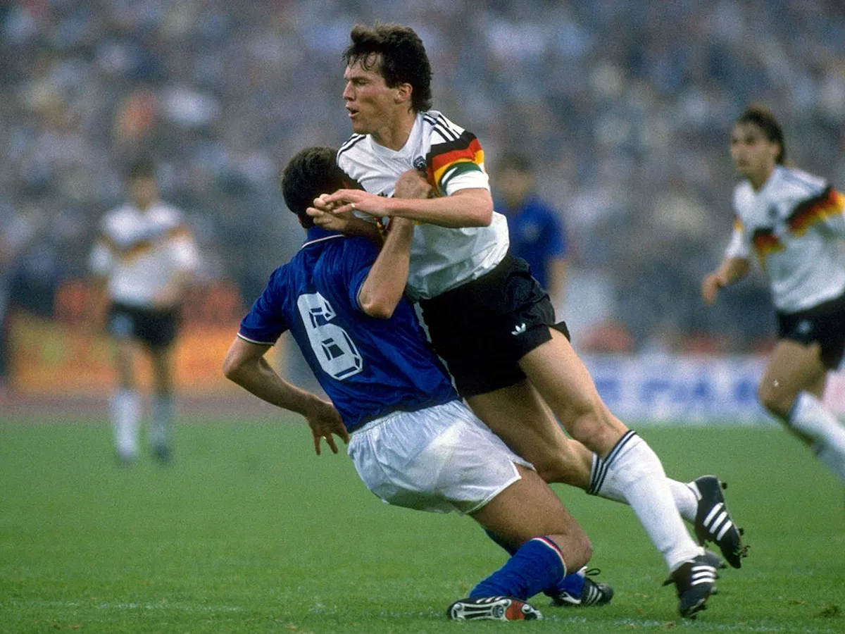 10 de junio de 1988: Lothar Matthaus de Alemania Occidental es bloqueado por Ricardo Ferri de Italia durante el partido del Grupo 1 del Campeonato de Europa en el Rheinstadion en Dusseldorf, Alemania Occidental. El partido terminó en un empate 1-1. (Crédito: Allsport UK /Allsport)