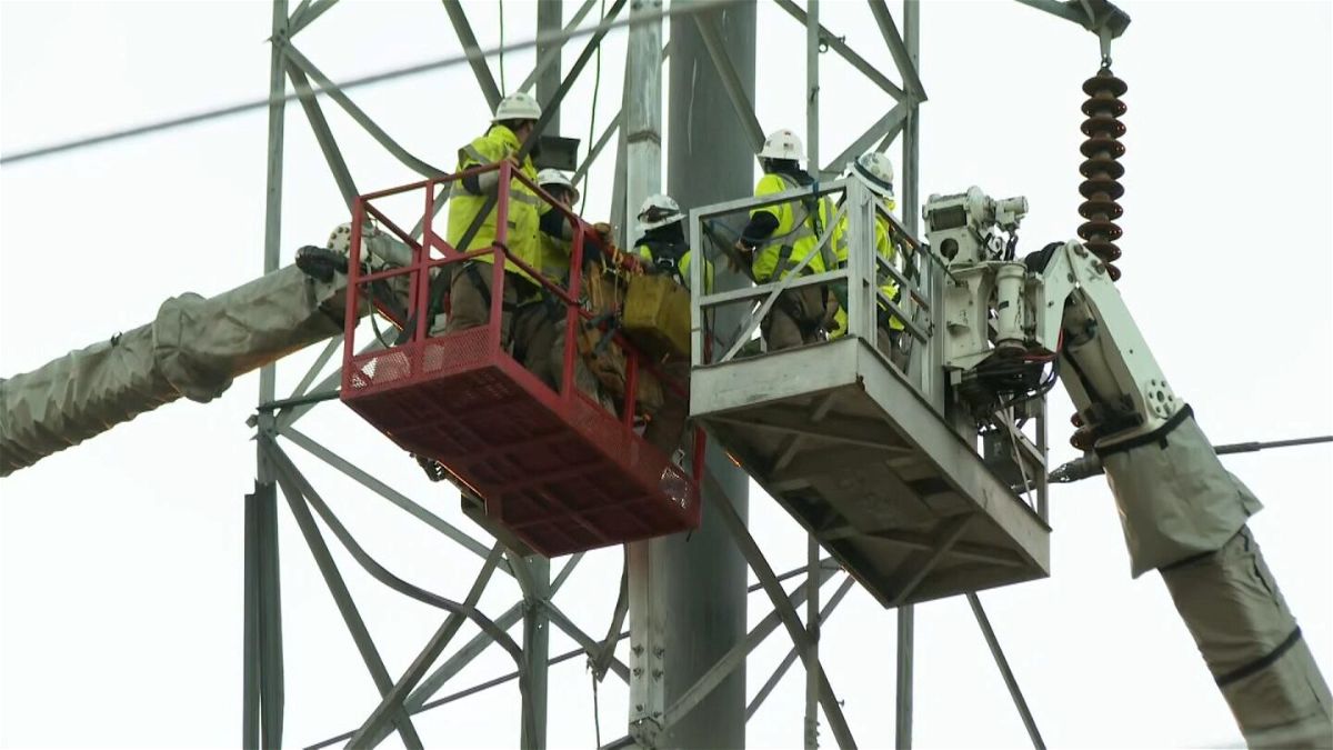 <i>CNN</i><br/>Repairmen working to repair the power lines after the plane crash