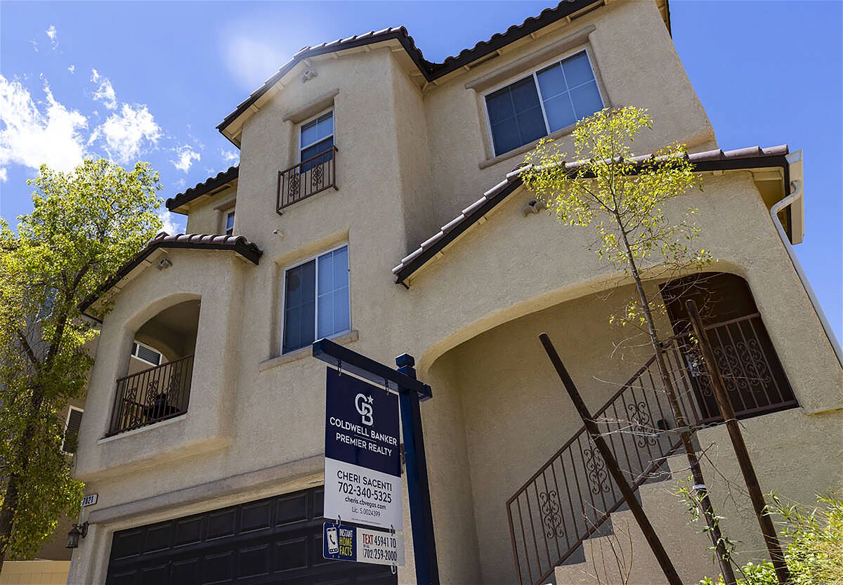 <i>Bizuayehu Tesfaye/Las Vegas Review-Journal/Tribune News Service/Getty Images</i><br/>Mortgage rates fall for the second week in a row. A for sale sign is posted in front of a single family house on June 13
