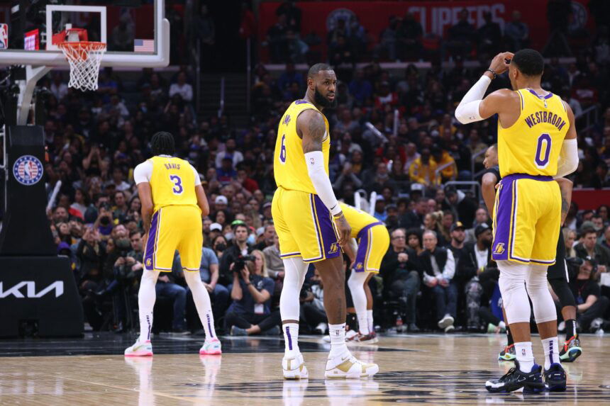 LeBron hurt late in Clippers' 114-101 win over Lakers