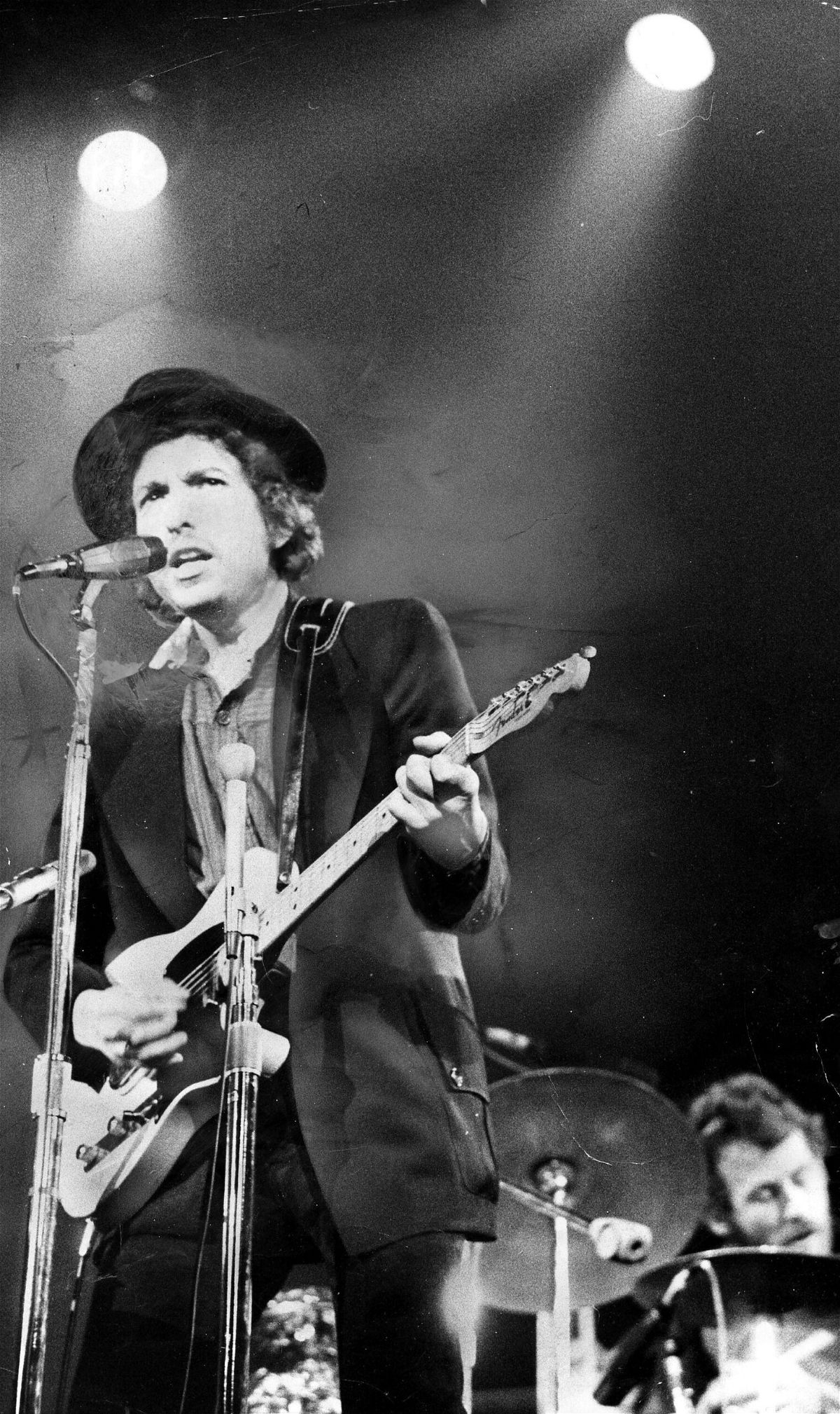 <i>Graham Bezant/Toronto Star/Getty Images</i><br/>Bob Dylan’s teenage love letters sold for a whopping $669