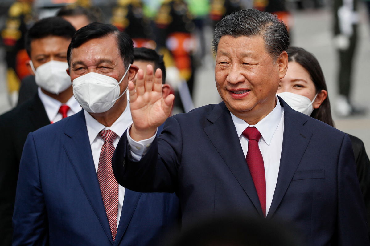 <i>Ajeng Dinar Ulfiana/Pool/AFP/Getty Images</i><br/>Chinese President Xi Jinping (R) waves as he arrives in Bali