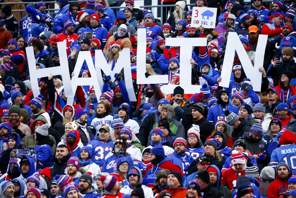 Damar Hamlin enters Buffalo Bills team locker room ahead of