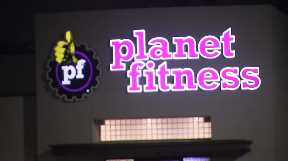 <i></i><br/>Victim says he was shot after 4 teen girls allegedly lured him to danger after leaving Planet Fitness.