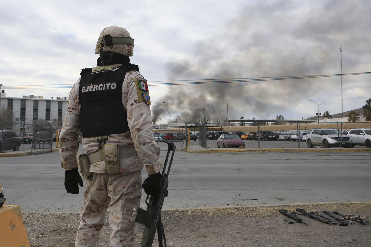 <i>Christian Chavez/AP</i><br/>A Mexican soldiers stands guard outside a state prison in Ciudad Juarez