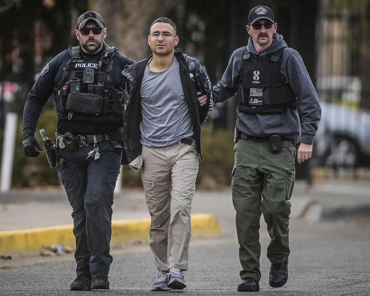 <i>Roberto E. Rosales/The Albuquerque Journal/AP</i><br/>Solomon Pena (center)