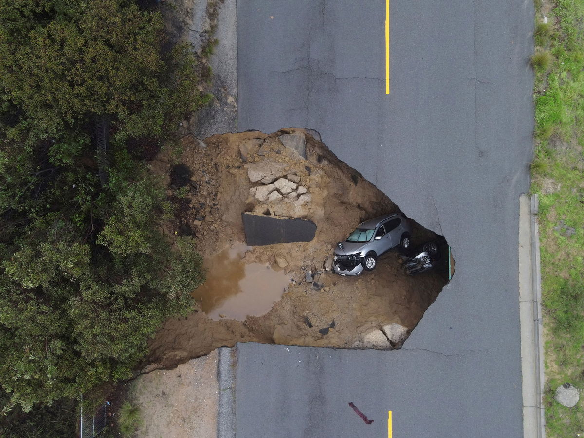 Several people had to be rescued after two vehichles fell into a sinkhole in Chatsworth, California, U.S., January 10, 2023.  REUTERS/David Swanson